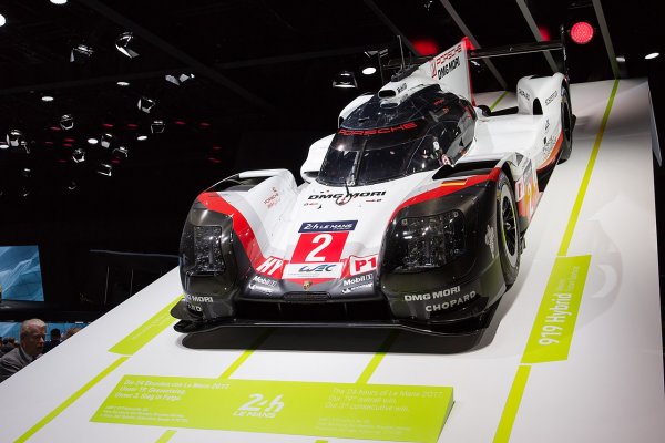 Тимо Бернхард, Брендън Хартли, Ърл Бамбър
Автомобил: Porsche 919 Hybrid
