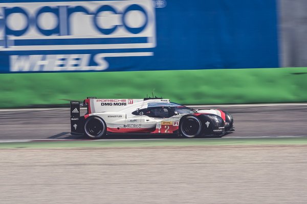 Ромен Дюма, Нийл Яни, Марк Лийб
Автомобил: Porsche 919 Hybrid
