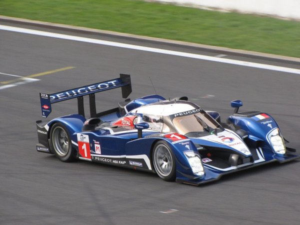 Дейвид Брабъм, Марк Жене, Александер Вюрц
Автомобил: Peugeot 908 HDi FAP
