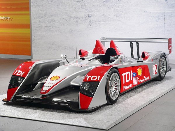 Том Кристенсен, Алън Макниш, Риналдо Капело
Автомобил: Audi R10 TDI
