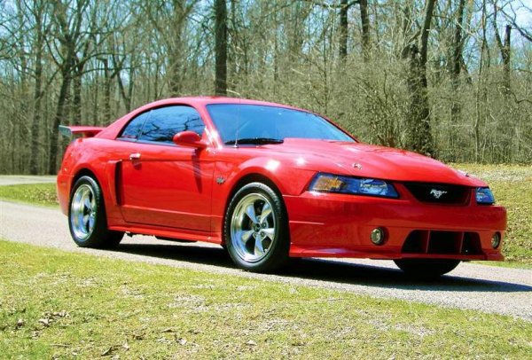 Четвъртото поколение Ford Mustang най-накрая дебютира в края на 1993 г. Неговият по-мек, по-закръглен дизайн фино заимства стилистични елементи и отличителната форма на задните светлини от концепцията Mach III, но изглеждаше значително по-малко футуристично. Колата обаче направи крачка напред по отношение на стил, съдържание и мощност.