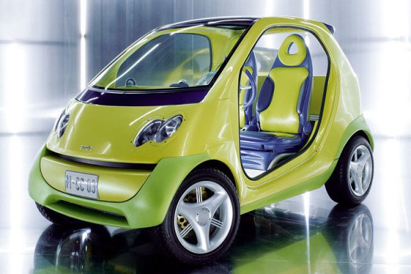 Никой не знаеше какво ще се случи с концепцията Micro Compact, показана през 1996 г. в Атланта (Джорджия). Беше ли това действителна кола, която дилърите един ден ще могат да продават, или беше предварителен преглед на коледния каталог на детски играчки? Въпреки че мнозина биха заложили пари на втория вариант, компанията майка на Mercedes-Benz &ndash; Daimler, скоро обяви планове да пусне модела в производство.

Още три концепции последваха Micro Compact. Модулният концептуален автомобил, представен на автомобилното изложение в Париж през 1996 г., приличаше много на Micro Compact, но получи врати и двуцветно боядисване, което подчертаваше защитната клетка - характеристика, която продължава да характеризира ForTwo днес. City Fashion Victim от 1997 г. и концептуалният Torino&rsquo;98 бяха по-точни визуализации на серийния автомобил.