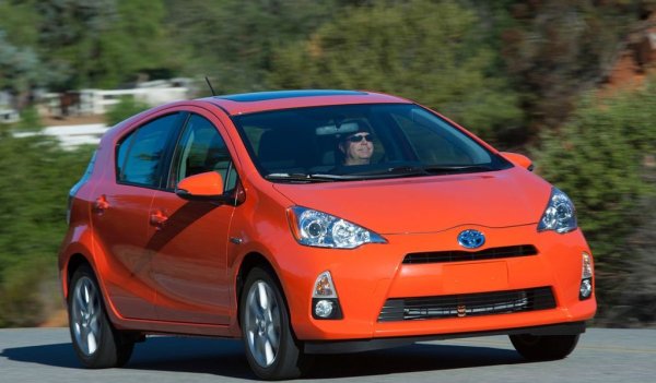 Година след дебюта на концепцията в продажба се появи и серийна версия. В Япония тя беше известна като Aqua, но оригиналното име бе запазено за пазарите в Северна Америка и Океания. Технически колата не се е променило много, но дизайнът вече е далеч по-конвенционален, вероятно защото Toyota не смяташе, че клиентите й искат масов автомобил с драматичното въздействие на концепцията.