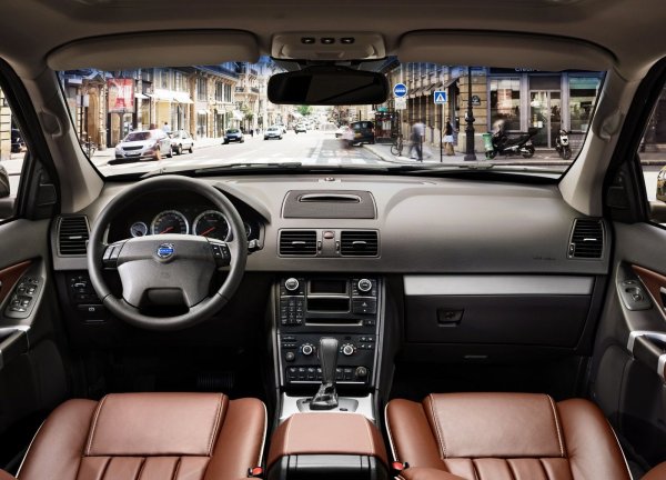 Автоматичната скоростна кутия Aisin TF-80SD не предлага изненади и с ресурс от 300 хиляди км. Купето е идеално защитено от корозия. Шасито не е особено търпеливо към лошите пътища - лагерите на колелата се повреждат, &bdquo;сайлент-блоковете&ldquo; на предните лостове се износват бързо, а кормилните пръти се огъват. Електрониката също не е от най-надеждните.