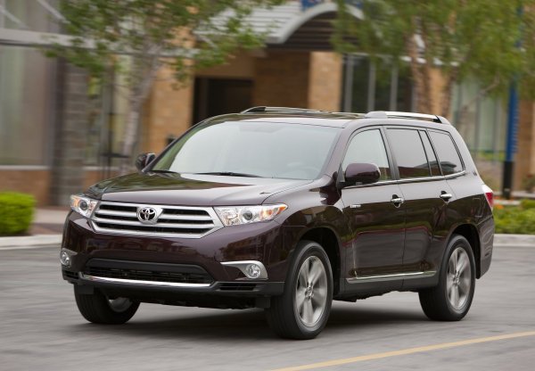 Най-&bdquo;компактният&ldquo; модел в този списък е с дължина 4785 мм. Клирънс - 206 мм, багажник със седемместна кабина - 292 литра. Постоянно задвижване на четирите колела с централен диференциал. Този кросоувър е известен като изключително надежден, а за посочената сума може да се намери автомобил с пробег от около 200 000 км.