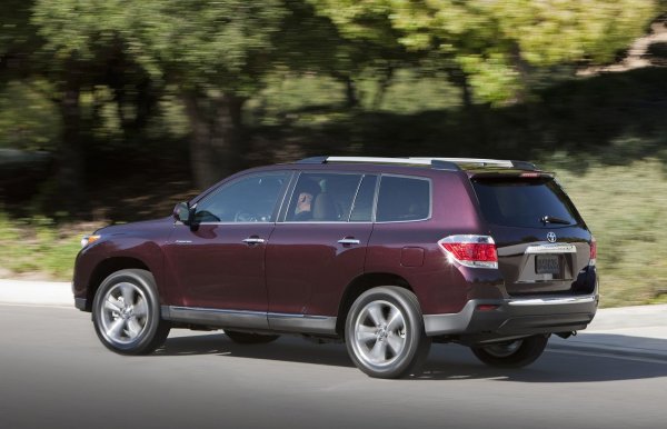 Единственият двигател е 2GR-FE 3.5 (273 к.с.) - същия като на седана Toyota Camry. Ресурсът на водната помпа е малък, а разходът на гориво огромен - над 20л/100км в градския условия. Смазването на газоразпределителната система не е оптимално, от което страда съединителят VVT-i, съобщавайки това с издаването на характерен шум. Веригата за синхронизация изкарва 200 000 км.
 
Въпреки това, ресурсът на този мотор е около 400 000 км. Той се комбинира с 5-степенен автоматик на Aisin, който също е доста здрав.  До 300 хиляди км не му се случва нищо, ако редовно се сменя маслото и не се подлага на ускорение, докато не е загрял. 