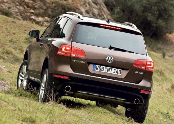 Бензиновият 3.6 TFSI (247 к.с.) е надежден. Досажда само със сажди по клапаните и изкарва до 350 000 км. Веригата за синхронизация работи 200 хиляди км. Недостатъкът е разходът на гориво - около 20 л/100 км. Това, което е приемливо за първия собственик, не винаги е достъпно за третия или четвъртия. Следователно шестцилиндровите дизелови двигатели от серията EA897 3.0 (204&ndash;245 к.с.) с приблизително същия ресурс се оценяват по-високо. Проблемите са възрастови и се свеждат до замърсяване на горивната система, EGR клапана и филтъра за твърди частици. 

Редките бензинови V8 4.2 (360 к.с.) и дизеловите 3.0 TDI серия EA896 (до 2011 г.) и V8 4.2 (340 к.с.) или не са много надеждни, или са изключително трудни и скъпи за ремонт. Същото важи и за хибридната версия с двигател 3.0, която поглъщаща литри масло. 