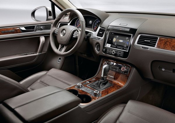 8-степенната хидравлична автоматична скоростна кутия AL1000 (0C8) работи с всички двигатели - всъщност адаптирана от Aisin TR-80SD, произведена в Япония. Много надежден и дори без смяна на масло изкарва 200 000 км. 

Пневматичното окачване, изминало 100 000-120 000 км, почти сигурно ще изисква големи разходи. Като цяло всички резервни части са скъпи, като това важи и за електрическата система, както и за електрониката, които с течение на времето започват да дават ядове.