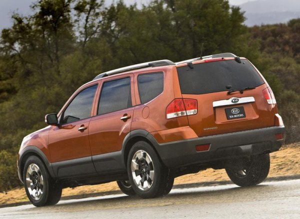 Бензиновият атмосферен двигател 3.8 (274 к.с.) се характеризира с нехарактерни шумове при студен старт и висок разход на масло, но той е изключително рядък. По-вероятно е да се намери 3.0 дизел (250 к.с.), който се комбинира с 6- (до 2011 г.) и 8-степенен автоматик. И двата са ZF, доста издръжливи, ако не се насилват с резки ускорения. Дизелът е в две версии (D6EA до 2011 г. и D6EB). 

Горивното оборудване с пиезо инжектори е чувствително и деликатно. Проблеми може да има с подгревните свещи и техния контролен блок. Вентилационната система на картера също ще трябва да се почисти. Ангренажната верига изкарва 150 000 км при тежки натоварвания, но иначе е способна на повече. Ресурсът на двигателя е 350 000 км.