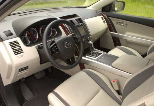 Окачването е твърдо, което осигурява добро управление, но някои елементи се износват бързо при лоши пътища. Така че подмяната на повечето компоненти е задължителна на определен период от време. Затова е добре да се знае и какво е ремонтирано по набелязания автомобил.