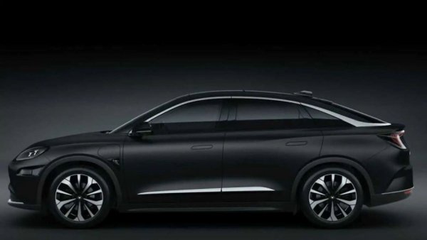 Тази кола е на най-новата марка на концерна BAIC, като е разработена в сътрудничество с гиганта в потребителската електроника Huawei. Идеята на Arcfox Alpha S е да се покажат възможностите на двете компании по отношение както на електрическото задвижване, така и на специализирания автомобилен софтуер и технологиите за автономно шофиране. По цяла гама подобни машини работи внушителен екип от 5000 инженери и изследователи, като над 2000 от тях се занимават от доста време по асистиращи системи.