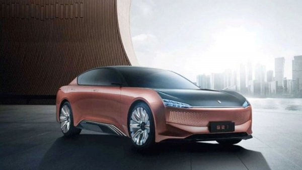 Evergrande New Energy Vehicle Group е направо неизвестна компания. Всъщност е марка, която не е продала все още нито един автомобил. В Шанхай се представя с първите коли в историята си, под марката Kengchi. Първоначално ще се лансират три коли, които ще бъдат последвани от по-широка гама, цялата съставена от електромобили.  И ако си мислите, че това е поредният стартъп, имайте предвид, че компанията от Хонг Конг вече има пазарна капитализация от 87 милиарда долара - повече от някои от най-големите автомобилни производители в света...