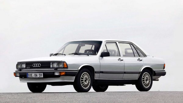 Когато човек  си помислия за Audi и turbo, веднага се сеща за quattro. Това е първата система за задвижване на всички колела, но не е първият компресор.  Двигателят на Audi 200 5T, както личи от името е 5-цилиндров и е взет от модела 200, като работният му обем е 2,1 литра. Той получава турбокомпресор, за да развива мощност от 170 к.с. и максимална скорост от 170 к.с. Спринтът от 0 до 100 км/ч отнема 8,6 секунди.