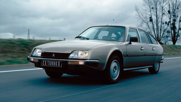 Първата кола с Citroen с турбо е оборудвана не с бензинов, а з дизелов двигател, развиващ мощност от 95 к.с. Това е с 15 к.с. повече от атмосферни модел, което позволява на  2500 D Turbo diesel да развие максимална скорост от повече от 170 к.с. Времето за ускорение от 0 до 100 км/ч не е никак впечатляващо &ndash; цели 13 секунди. Две години по-късно турбо се поставя и на бензиновите версии GTi и Prestige, които развиват 168 к.с.