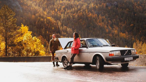 Volvo, подобно на Saab, има дълго история си с компресорните двигатели, създавайки  известни автомобили като 480 и 850 T5. Първият обаче беше 240 - във версиите 244 Turbo и 245 Turbo (седан и комби), който получиха задвижващ агрегати с мощност 155 к.с.