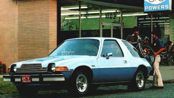 Ах, Pacer — първата широка малка кола! Концепцията на AMC стои зад някои сладки реклами, но също така създава сериозно непривлекателна кола. Огромната стъклена площ на Pacer е проектирана да осигури на водачите по-добра видимост, но вместо това ги кара да се чувстват като златна рибка, сварена в собствения си аквариум Отзад светлините изглеждат като проектирани с шпатула за глазура на торта.

Pacer става още по-грозен през 1978 г., както се вижда на снимката: AMC монтира изпъкнал капак и изправена решетка, които осигуряват свободно място за новия опционален V8 двигател. Лошо замислен и лошо изпълнен, Pacer е кола за хора с лош вкус.
