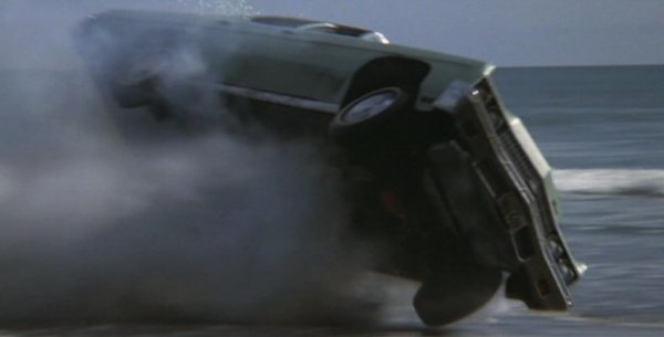 Още един полицейски филм, с Джон Уейн в главната роля и с едно ефектно преследване по плажа с Pontiac Trans Am, модел '73. Филмът обаче остава в историята с така наречено "МакКю оръдие" - хитър метод да се преобърне кола без рампа, като се заложат експлозиви под нея. Изобретен е от великия Хал Нийдъм, но при тестовете той едва не загива и затова във филма сцената е заснета от Гари Макларти. 
