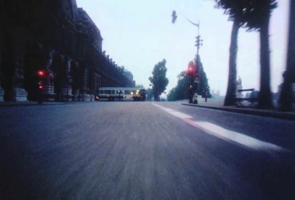 Строго погледнато, това дори не е филм, а 8-минутно кратко филмче, в което не се виждат никакви каскади, дрифтове, прескачания на влакове и прочие. Причината да го включим в списъка е, че, за разлика от всички останали сцени, тази е съвсем истинска. Големият френски режисьор Клод Льолуш сам заснема това безразсъдно бързо шофиране из Париж в една неделна августовска утрин, в което минава покрай Триумфалната арка, Шанз-Елизе, Плас дьо ла Конкорд и други забележителности, развивайки на моменти 200 км/ч и пренебрегвайки червените светофари. Филмът свършва на Монмартр, където шофьорът излиза и прегръща млада блондинка. Навремето лентата предизвиква огромен скандал, но днес е един от паметните образци на cinema verite, правдивото кино.
