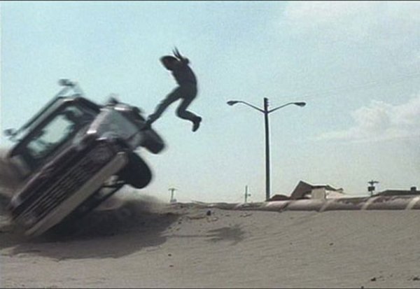 Това е продължението на "Бялата светкавица", отново с Бърт Рейнолдс пред камерата и Хал Нийдъм зад волана. Най-впечатляващата сцена е с Рейнолдс, тоест с Нийдъм, качен върху движещ се със 100 км/ч пикап, който се претъркулва след скок от една дюна. За една бройка не става беля - Нийдъм се подхлъзва и на косъм не попада под колата. 
