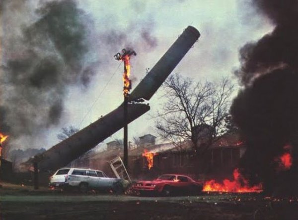 Въодушевен от успеха на "Смоуки...", Хал Нийдъм незабавно заснема втори филм - псевдо-автобиографична комедия за застаряващ каскадьор. Както можете да очаквате, лентата е пълна с каскади. Все пак най-впечатляваща е финалната сцена, в която Глен Уайлдър минава през поредица от експлозии, на косъм под пропадащ фабричен комин, и накрая прескача огромна пропаст.
