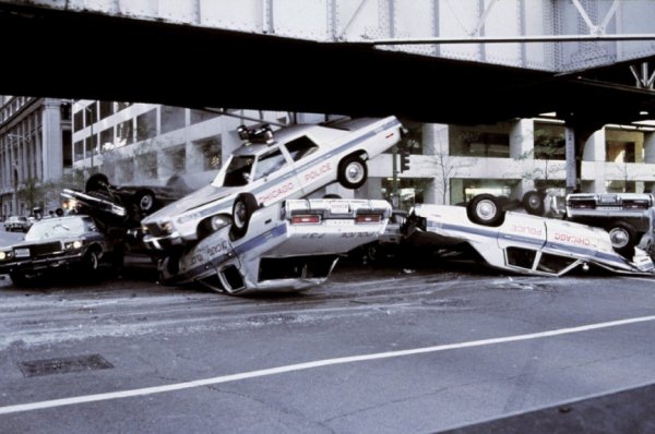 В снимките на тази легендарна лента с Джон Белуши и Дан Айкройд участват не по-малко легендарни каскадьори, като Боби Бас, Томи Джей Хъф и Бъд Икинс. Сцената с преследването в мола е класика дори 40 години по-късно, а в заключителната сцена са унищожени 103 автомобила - рекорд за онази епоха. Пирамидата от потрошени полицейски коли някак си просто радва окото. 
