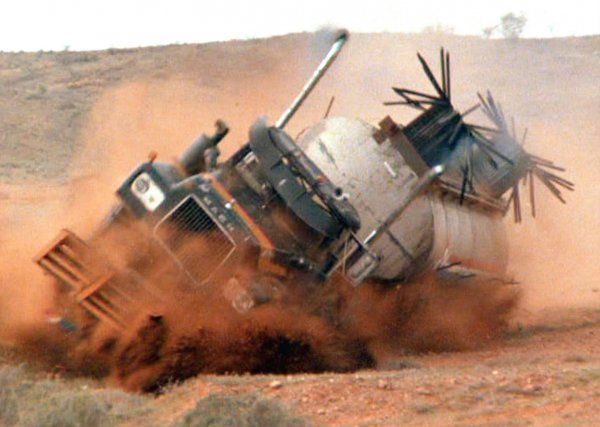 Честно казано, не сме особени почитатели на този филм, защото ни се струва, че дори и в най-апокалиптичния екшън би трябвало да има поне малко смисъл. Но компенсацията в Mad Max 2 е първата в историята каскада с преобръщане на цял камион. Куриозното е, че е направена не от каскадьор, а от истински тираджия, на име Денис Уилямс. 
