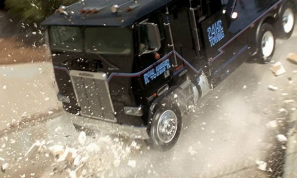 Едно от последните класически преследвания отпреди епохата на компютърно генерираните образи. Каскадьорът Джийн Хартлайн кара големия влекач по отводнителните канали на Лос Анджелис, преследвайки Арни и младия Джон Конър, които са на мотори. Падането на камиона от моста си е съвсем истинско. 
