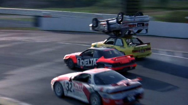 В тази класика с Джеки Чан могат да се видят някои от най-великите японски спортни машини. Мнозина смятат тъкмо този филм за вдъхновението, родило "Бързи и яростни" шест години по-късно. Джеки сам си е координатор на каскадите, но повечето са изпълнени от Ят-Сун Чан и Ямсон Доминго. Зрелищните моменти включват скок с кола през кула и най-ефектното паркиране на Mitsubishi Evo III в историята. 
