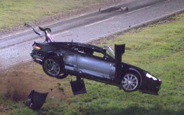 Сцената, в която агент 007 преобръща своя Aston Martin DBS, за да не прегази лежащата на пътя Ева Грийн, е изпълнена със споменатото по-рано "МакКю оръдие" - контейнери със сгъстен азот, които се взривяват в нужния момент. Името на каскадьора в колата не е известно, но тази сцена и досега е носител на рекорда на Гинес за най-много съзнателно постигнати превъртания на автомобил. 
