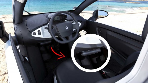 Една от най-странните ръчни спирачки е в електромобила Renault Twizy Z.E. На теория, в тясното пространство на миниатюрната подвижна капсула би било логично да се използва бутон на панела. Но "електронната" ръчна спирачка е по-сложна от механичната и консумира енергия от батерията.