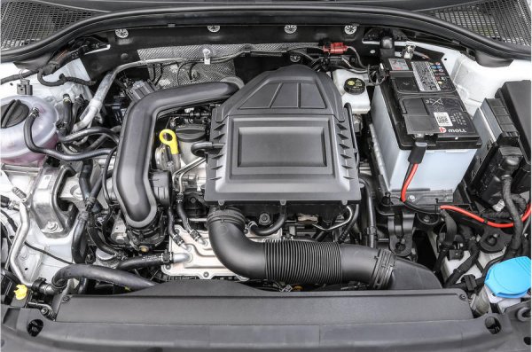 След 2015 четирицилиндровият 1.2 TSI е заменен в гамата от сходния, но разполагащ само с три цилиндъра 1.0 TSI (115 коня). Противно на общоприетото вярване, даунсайзнатите турбомотори не са някакви тиктакащи бомби с ограничен живот. Има достатъчно екземпляри, изминали без проблеми по четвърт милион километра. Но и двата агрегата са особено чувствителни към поддръжка - изискват качествено масло и регулярни смени, на не повече от 10 000 км. Ако не сте сигурни, че предишният собственик е бил толкова грижлив, пропуснете. 
