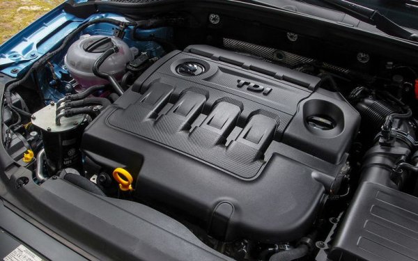 Най-често срещани на вторичния пазар у нас обаче са дизелите - 1.6 и 2.0 TDI, с мощност между 90 и 184 коня. Като цяло те са надеждни, но имайте все пак предвид, че поддръжката на дизелов двигател е по-скъпа от тази на бензинов, и че покрай намаляващия дял на тази технология в Европа след време може да имате проблеми с препродажбата. 
Какво имаме предвид под по-скъпа поддръжка? Всяка от дюзите струва по 600 лева, а помпата е към 1700 лева. След 100 000 км почти винаги се налага да се подменят уплътненията на дюзите, които са към 25 лева комплекта. 
