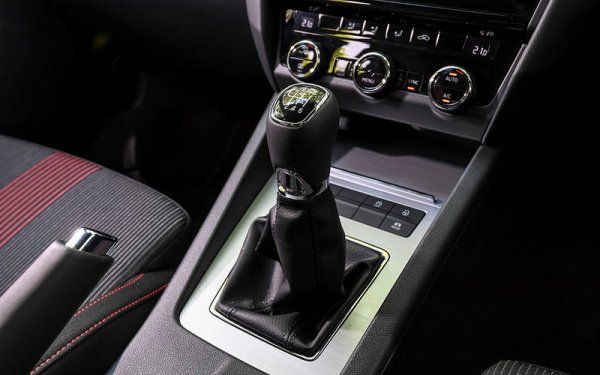 Шестстепенният вариант на ръчната трансмисия MQ350 не създава никакви проблеми. В някои автомобили с базовите бензинови двигатели се срещат петстепенни ръчни скорости, които не работят чак толкова добре. След 100-120 хиляди км понякога се появяват проблеми с диференциала. 
