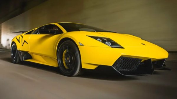 Според мнозина по-късните версии на колите на Lamborghini са тези, които си спомняме с най-голяма любов. Да, стилът може би става малко натоварен, но със сигурност това е, което искаме от Lamborghini.