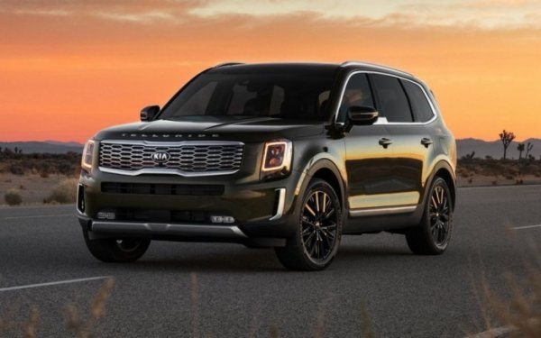 Kia Telluride е дори по-голям от Sorento, като дължината му достига цели 5 метра. И както можете да се досетите, този модел е предназначен за американския пазар. Под капака му е поставен 3,8-литров атмосферен V6 двигател, който развива 295 к.с. при 6000 об/мин и максимален въртящ момент от 355 Нм при 5200 об/мин. Задвижването е предно или към четирите колела, като и в двата случая скоростната кутия е 8-степенна автоматична.