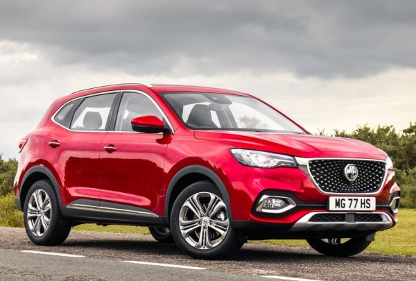 Да, британската марка MG все още съществува, въпреки че сега принадлежи на китайския гигант SAIC. Моделът HS е интересен SUV, тъй като напомня на SEAT Tarraco, решетката му прилича на тази на Mazda CX-5, а в задната част има известно сходство с някои модели Mercedes-Benz. Предлага се с избор от два турбомотора - 1,5-литров със 160 к.с. и 2,0-литров с 226 к.с. По-мощният вариант е с 4х4. В Чили цените на MG HS започват от едва 11 500 евро.