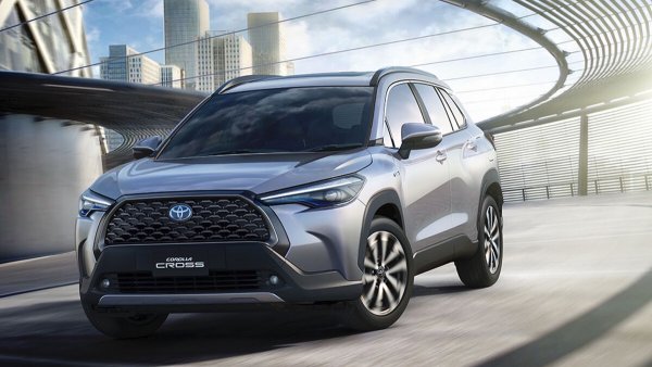 На пазара в Тайланд се предлага Toyota Corolla Cross, чиято дължина е 4,46 метра, а под капака е поставен 1,8-литров атмосферен бензинов мотор със 140 к.с. Има и хибридна версия със 122 к.с. Този модел е изграден на най-новото поколение платформа TGNA-C, която обещава добра динамика и впечатляваща стабилност на пътя.