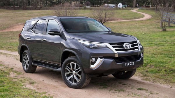 Легендарният Land Cruiser със сигурност има още дълъг живот през себе си, но Toyota предлага още един SUV от този клас - Fortuner. Той разполага със 7 места в салона, задвижване на четирите колела, редуктор, и блокировка на задния диференциал. Двигателят му е 2,8-литров турбодизел, който осигурява 177 к.с. при 3400 об/мин и 420 Нм в диапазона между 1400 и 2600 об/мин. Моторът работи с механична или автоматична скоростна кутия с преобразувател на въртящия момент, като и двете са с 6 скорости.