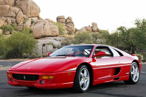 90-те години на миналия век не са добри за Ferrari. Дебютът на Honda NSX поставя италианската марка в затруднено положение, тъй като това е атрактивен автомобил и бърз като тези на компанията от Маранело. Най-лошото за Ferrari обаче е ниската цена на японския модел.

По това време един от широко използваните модели на Ferrariе F355, чиято цена е разумна по стандартите на компанията, но поддръжката му е проблематична. Надеждността е значително по-ниска от тази на японския модел и често страдал от проблеми с катализатора, повреди на предния капак и корозия.
