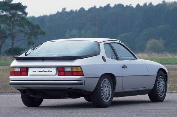 В средата на 70-те години Porsche се нуждае от нов спортен автомобил от базово ниво, който да замени 914. Така се появява Porsche 924. Въпреки че е толкова "обикновен", той е от голямо значение, защото е първото серийно Porsche, оборудвано с предно разположен двигател, свързан със система за задвижване на задните колела.

Моделът използва четирицилиндров бензинов двигател, произведен от Volkswagen, което го прави бавен. Версията с турбо решава този проблем, но автомобилът също така страда от значителни механични проблеми със самото турбо, както и с водната помпа и различни електронни повреди.
