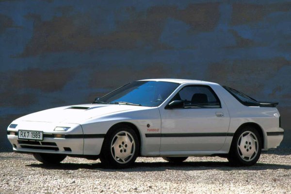 RX-7 е един от моделите, с които Mazda се гордее най-много. При дебюта си през 1978 г. той получава многобройни и заслужени похвали. Не само заради оригиналния си клиновиден дизайн, но и особено заради включването на роторния двигател на Ванкел.

Идеята на японския производител е да насърчи много повече марки да започнат да използват този тип двигател, но опитът се проваля. Моделът има много проблеми и резервните части са трудни за намиране. Страда по-специално от течове на гориво и охлаждаща течност, и дори от електрически проблеми с прибиращите се фарове.
