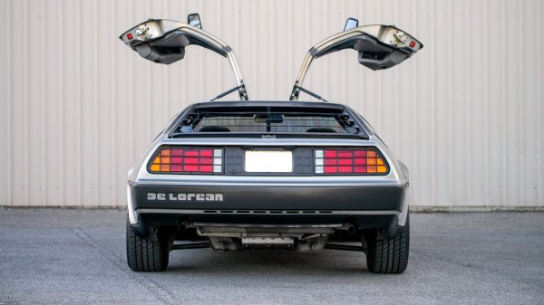 Този автомобил може и да пътува в бъдещето, но не може да ускори от 0 до 100 км/ч за по-бързо от 10 сек. Идеята за роторен двигател води до появата на V6 на Ford, а след това, поради ниската му надеждност, до V6 с обем 2849 куб. см от Peugeot, Renault и Volvo.

Този V6 двигател е способен да произвежда само нищожната мощност от 130 к.с. Добавете към това и мудната 3-степенна автоматична скоростна кутия и получавате дует, толкова тъжен, колкото и бавен.
