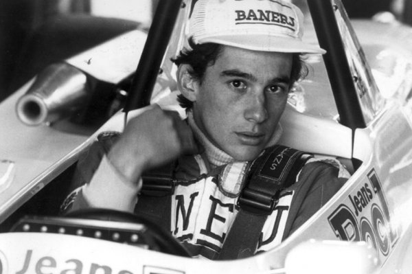 Лъжа. Тази бразилска песен става синоним на победите на Сена във Формула 1, но истината е, че феновете я чуват за първи път на финала на Гран при на Бразилия през 1983 година, когато победата взима Нелсон Пике. По това време Сена все още кара в британската Формула 3.
