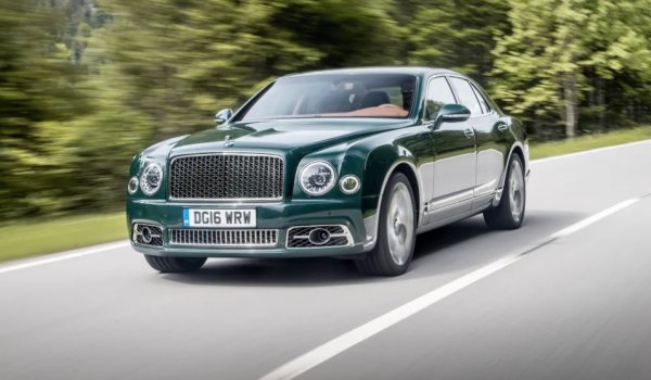 За родения в Калифорния актьор това е най-скъпият автомобил в колекцията му, придобит лично от него. Има начална цена от 316 000 долара, като не се съмняваме, че при Афлек парите са нагоре. Задвижва се с бензин и разполага с 6,8-литров V8 двигател с мощност до 537 к.с. Този наистина може да бъде болезнена загуба.