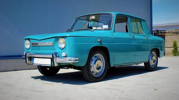 - Ако Dacia имаше силна история, вероятно и ние щяхме да вземем някоя икона от нея и да я трансформираме в съвременна кола. Но случаят не е такъв. Не мисля, че това е минус. Това ни позволява тепърва да изграждаме марката. Dacia е наистина млада марка. И ние я развиваме стъпка по стъпка. Такава стъпка бе третото поколение на Sandero, после третият Duster, после концептуалните модели. Важно е развитието да е постепенно, за да свикнат клиентите да виждат еволюцията на Dacia. Да пуснем кола като Bigster преди пет години би било безсмислено - хората не бяха готови за нея. И доверието в бранда още не беше толкова силно. 
  
НА СНИМКАТА: Първият модел на румънската марка от 1968 година - Dacia 1100, по лиценз на Renault 8
