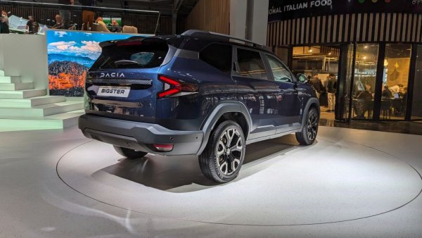 - В интерес на истината, 19-цоловите джанти са само опция. Не сте длъжни да плащате за тях. Но решихме, че е важно да ги предложим, защото колата е наистина голяма. За онези клиенти, които наистина обръщат внимание на дизайна и пропорциите, големите колела завършват цялостната картина. И това не е последният случай, в който Dacia ще предложи такива колела. Ще видите скоро.