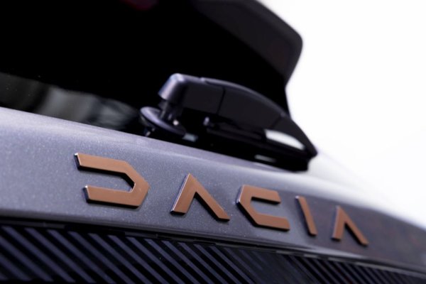 - В миналото хромът се използваше да предпазва стоманата от ръжда. Сега са започнали да хромират пластмасови части. Те трябва да се прикрепят към автомобила допълнително, което е скъпо и отнема време. А и не е особено екологично. Клиентът плаща за това, а то е напълно безполезно. Затова ние предпочитаме да премахнем целия този грим от автомобила и да се съсредоточим върху наистина важното: добри пропорции, хубав силует, по-малко излишни детайли. 
