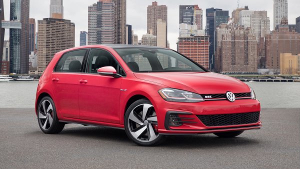 Процент на водачите с нарушения: 16,92
В Щатите Golf отпадна от името на GTI, но хот-хечът си остава все така привлекателен и изкушаващ да дадеш повечко газ.
