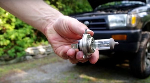 Халогенните крушки често бързо изгарят, ако бъдат хванати за стъклото с голи ръце. Затова, ако не искате да се завирате често под капака на автомобила, сменяйте крушките с ръкавици или внимателно почиствайте стъклата им, за да не остават по тях отпечатъци от пръсти.