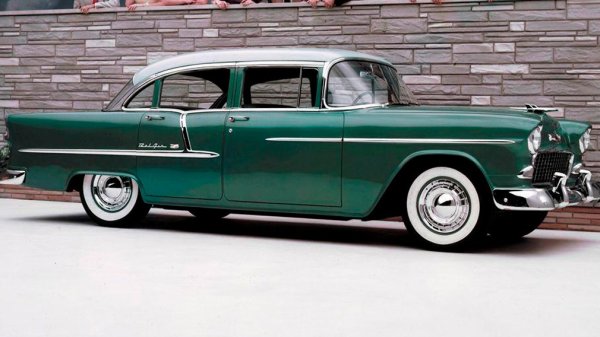 Емблематичния пълноразмерен седан се произвежда от General Motors от 1949 до 1975 г., като е много популярен в САЩ. Явно затова е бил харесан и от Брежнев, който е имал такъв автомобил в гаража си. Моделът е кръстен на луксозен район на Лос Анджелис. 